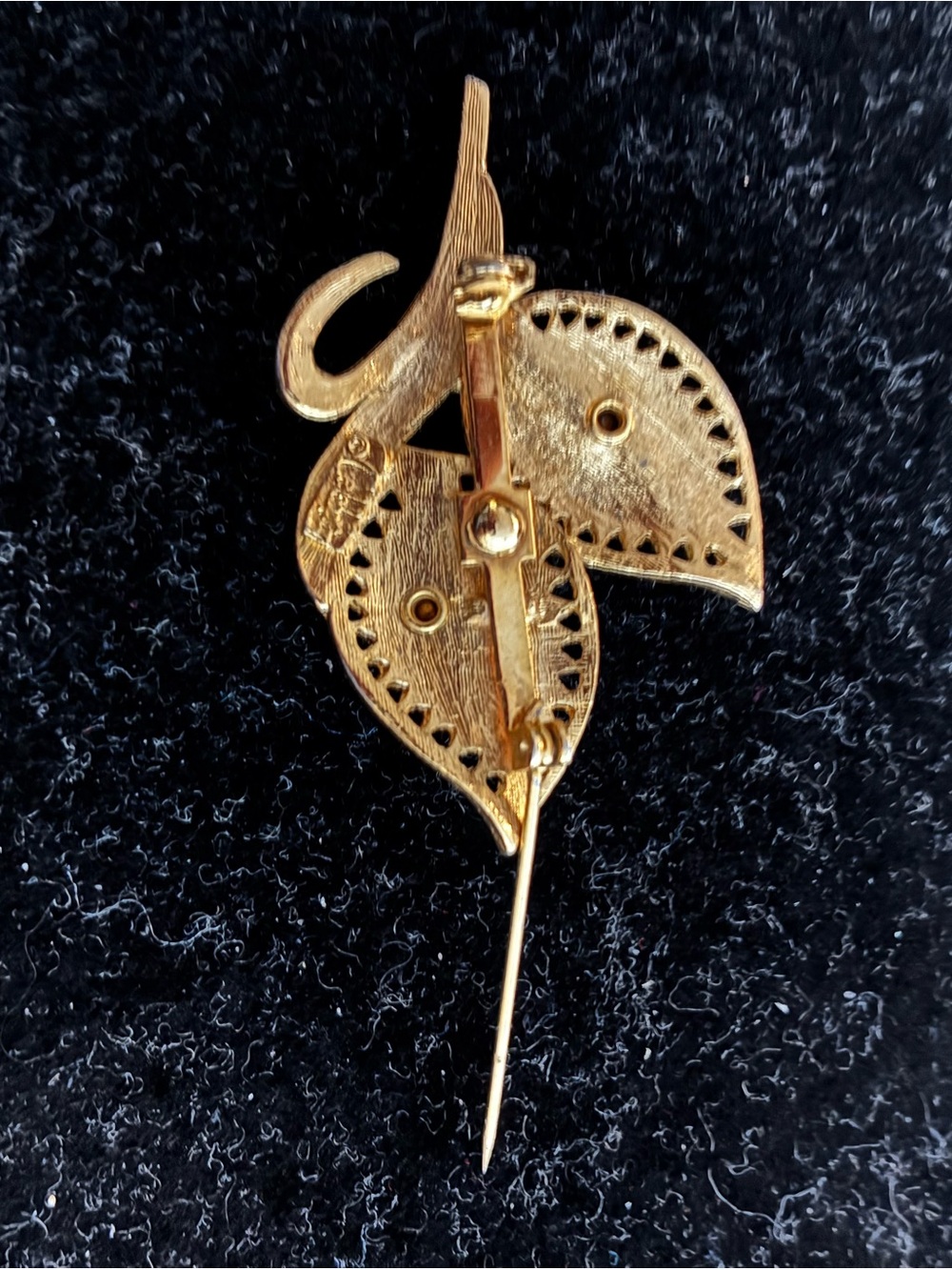 VINTAGE EUC 80S CELEBRITY GOLD-TONE LEAF BROOCH WITH RED RHINESTONES - Picture 4 of 8